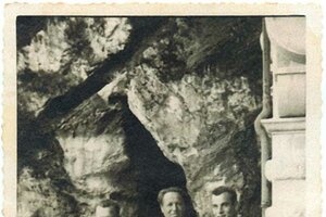 1960 Postojna – Pred Postojnsko jamo