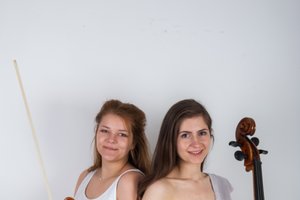 Godalni duo in harmonikar na Mladih virtuozih
