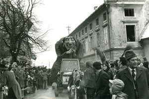 1977 Cerknica – Povorka na Placu